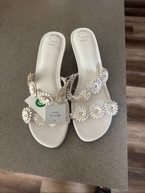 a new day White Daisy Appliqué Slide Mules